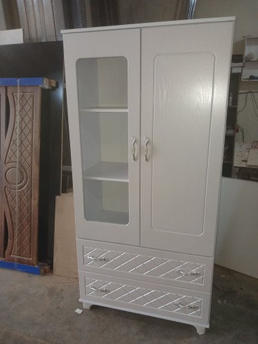 کمد لباس دارای دو عدد کشو و یک ویترین در ابعاد 100*180