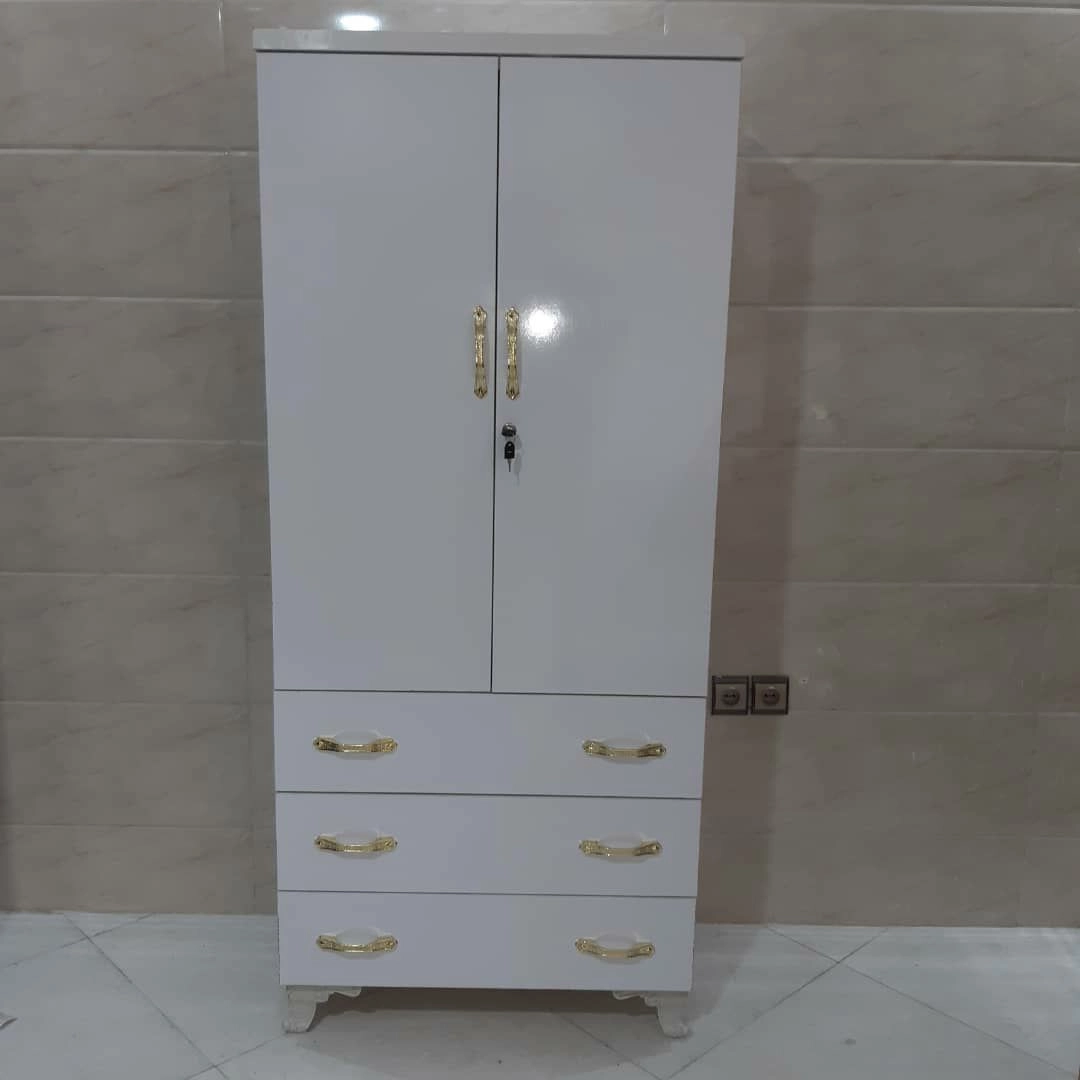 کمد لباس دارای سه عدد کشو. در ابعاد 100*180