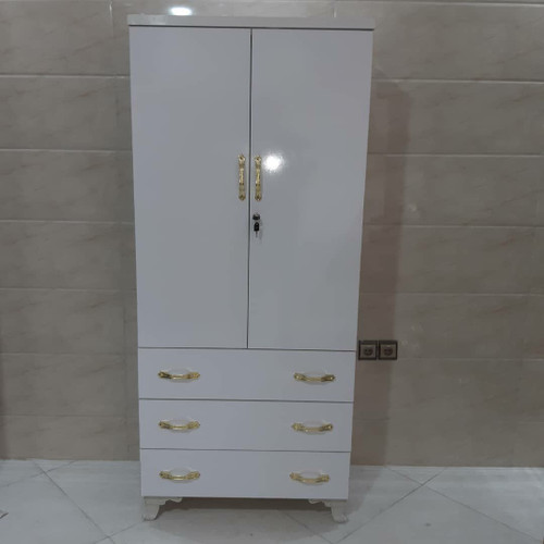 کمد لباس دارای سه عدد کشو. در ابعاد 100*180